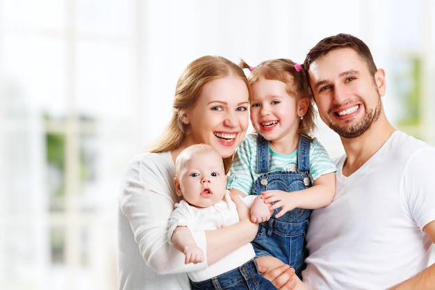 Felice famiglia madre padre e due bambini a casa