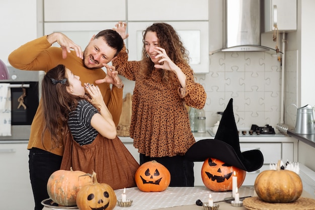 Felice famiglia madre padre e figlia celebrazione di Halloween a casa