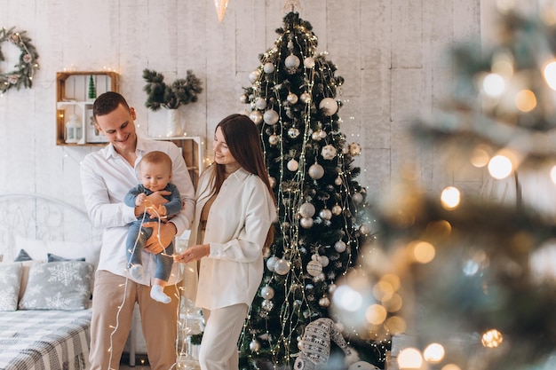 felice famiglia madre, padre e figlio. albero di Natale