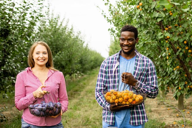 Felice famiglia multirazziale nel loro frutteto