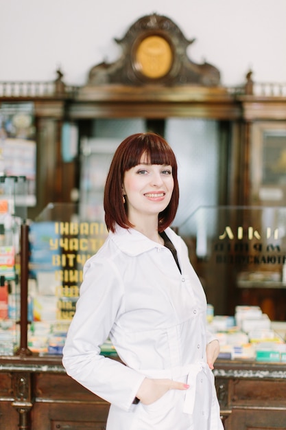 Felice farmacista in farmacia