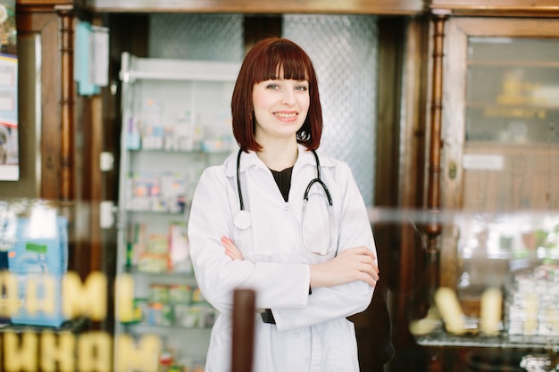 Felice farmacista in farmacia