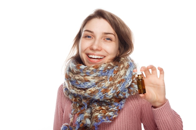 Felice femmina tenendo la bottiglia con il medicamento