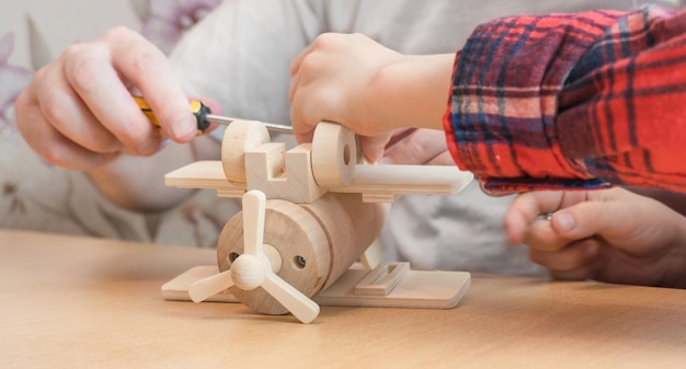 Felice festa del papà e concetto di infanzia Padre e figlio con gli occhiali lavorano con utensili manuali