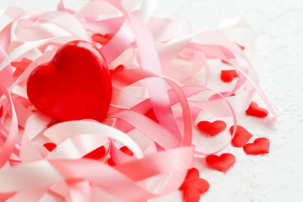 Felice festa della mamma o San Valentino Cuore rosso su sfondo di nastri vacanza sfocati