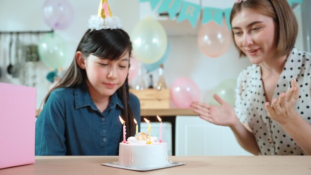 Felice figlia e madre che cantano la canzone di compleanno applaudendo la pedagogia della mano