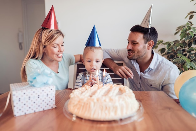 Felice figlio nel giorno del suo compleanno con la sua famiglia