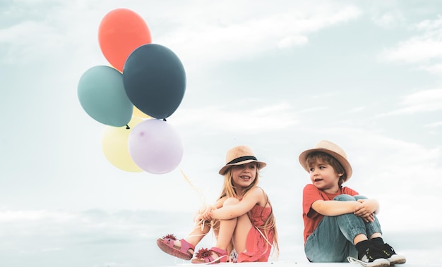 Felice fratello e sorella I bambini emotivi camminano all'aperto e si divertono a camminare Bambini felici che sorridono e hannovi