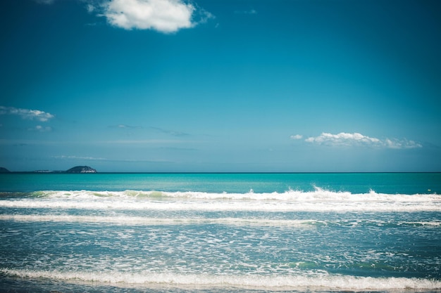 Felice giornata estiva, concetto di viaggio - mare e cielo blu, immagine luminosa