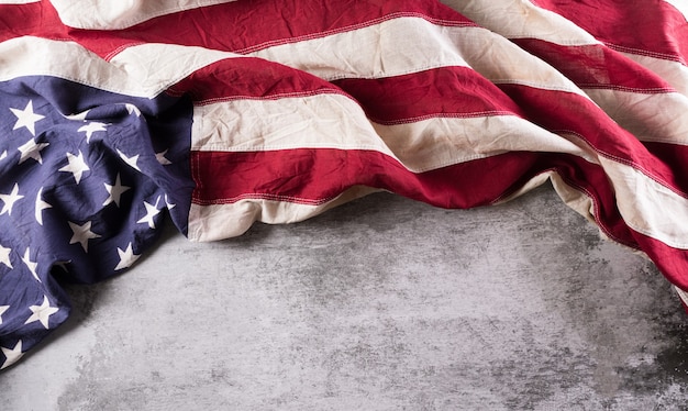 Felice giorno dei veterani concetto. Bandiere americane su uno sfondo di pietra scura. 11 novembre