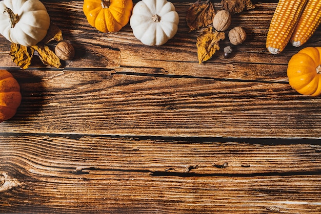 Felice giorno del ringraziamento con zucca e noci sulla tavola di legno