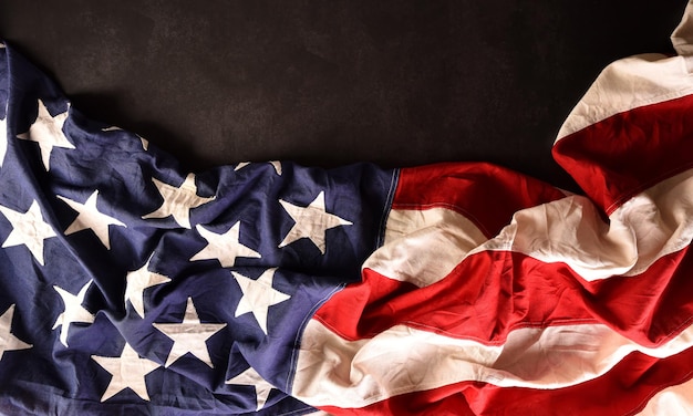 Felice giorno della memoria concetto realizzato con bandiera americana su sfondo di pietra scura