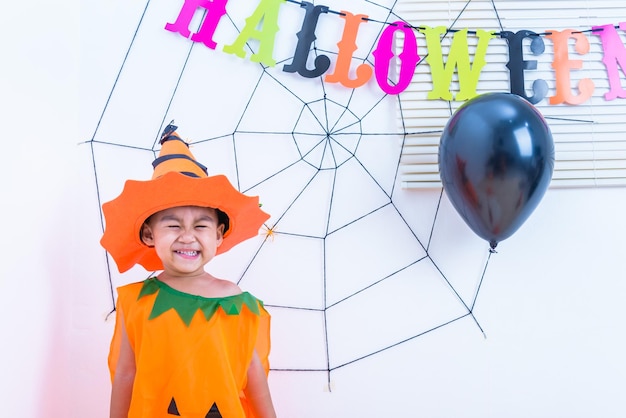 Felice giorno di Halloween Infanzia del ragazzino in costume di Halloween è sorriso