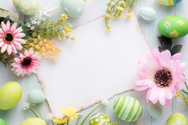 Felice giorno di Pasqua uova colorate e decorazioni floreali su legno