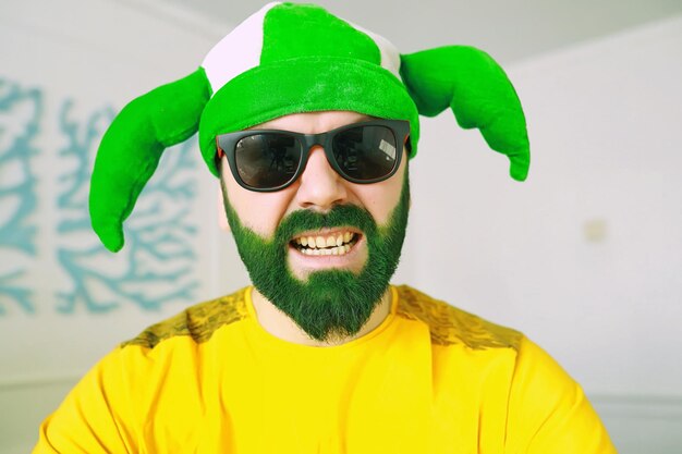 Felice giorno di san patrizio Un uomo con la barba verde StPatrick's Day Irish fan color barba