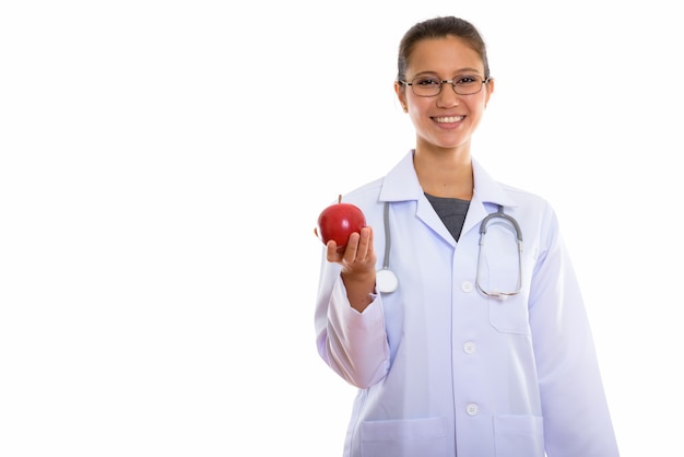 Felice giovane bella donna medico tenendo la mela