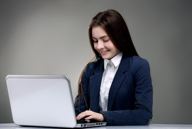 Felice giovane bella ragazza sorridente utilizzando il computer portatile