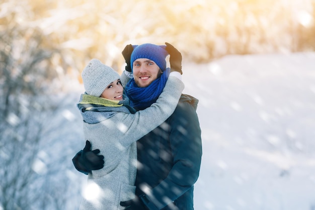 Felice giovane coppia a winter park ridendo e divertendosi in famiglia all'aperto