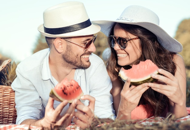 Felice giovane coppia al picnic