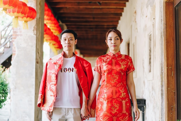 Felice giovane coppia asiatica amore in abiti tradizionali cinesi - Il rosso è il colore principale della festa tradizionale che include il matrimonio in Cina.