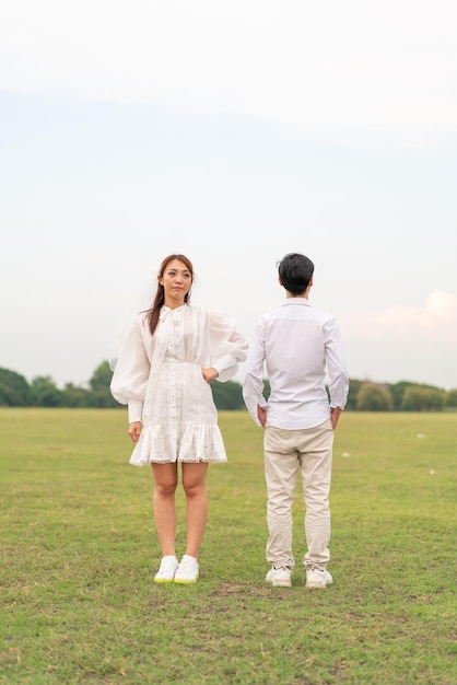 Felice giovane coppia asiatica in abiti da sposa e sposo pronti per sposarsi e celebrare il matrimonio