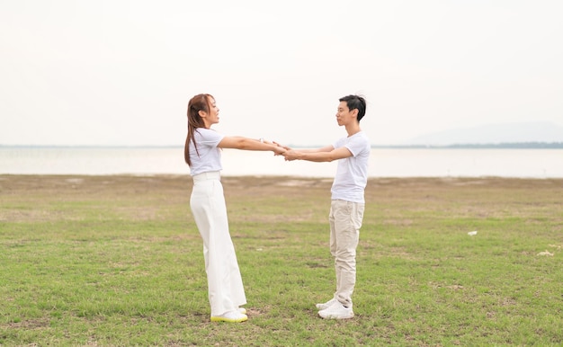 Felice giovane coppia asiatica in t-shirt sposa e sposo pronta per sposarsi e celebrare il matrimonio