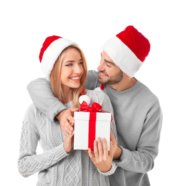 Felice giovane coppia con regalo di Natale su sfondo bianco