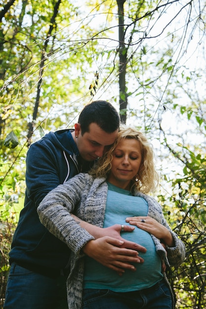 Felice giovane coppia in attesa di un bambino