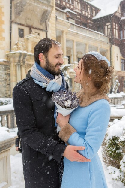 Felice giovane coppia in Winter Park Famiglia all'aperto al castello