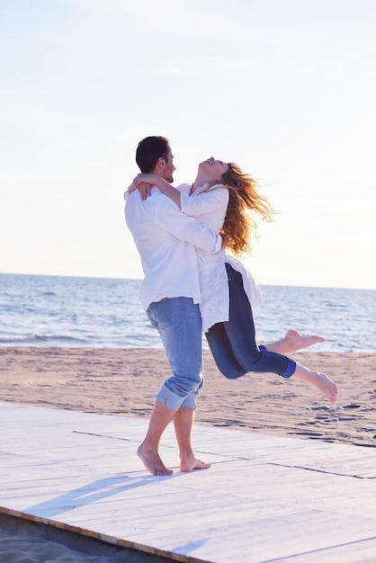 felice giovane coppia romantica innamorata divertirsi sulla bellissima spiaggia in una bella giornata estiva