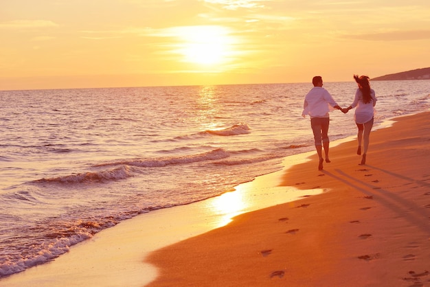felice giovane coppia romantica innamorata divertirsi sulla bellissima spiaggia in una bella giornata estiva