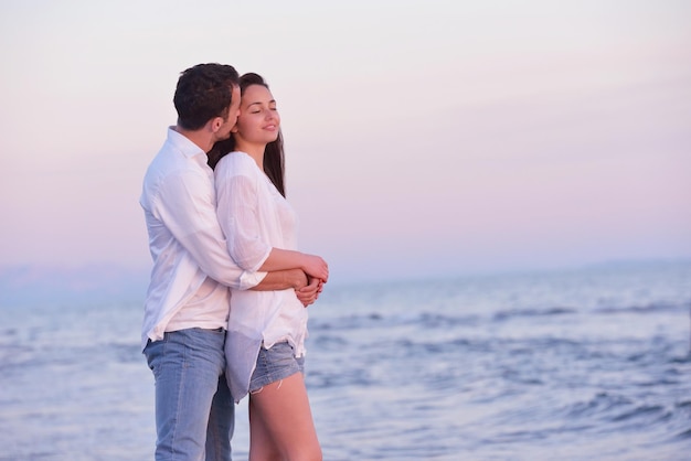 felice giovane coppia romantica innamorata divertirsi sulla bellissima spiaggia in una bella giornata estiva