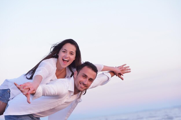 felice giovane coppia romantica innamorata divertirsi sulla bellissima spiaggia in una bella giornata estiva