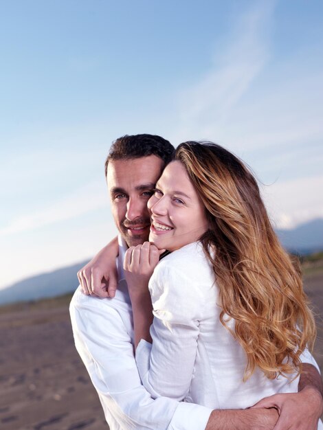 felice giovane coppia romantica innamorata divertirsi sulla bellissima spiaggia in una bella giornata estiva