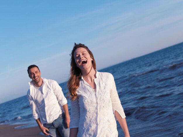 felice giovane coppia romantica innamorata divertirsi sulla bellissima spiaggia in una bella giornata estiva