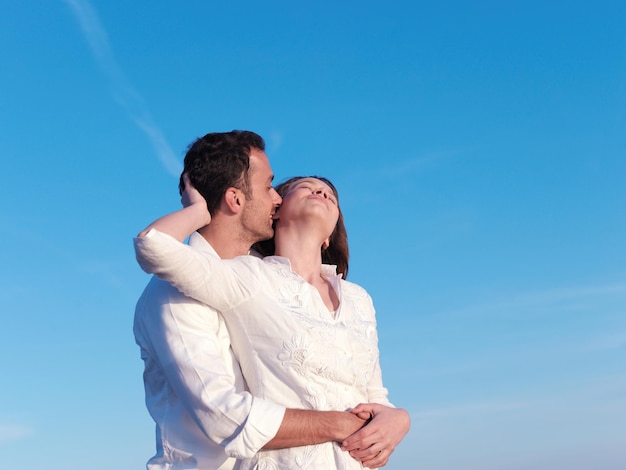 felice giovane coppia romantica innamorata divertirsi sulla bellissima spiaggia in una bella giornata estiva