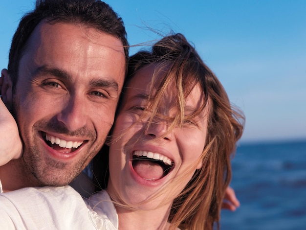 felice giovane coppia romantica innamorata divertirsi sulla bellissima spiaggia in una bella giornata estiva