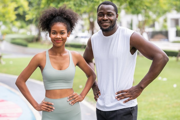 Felice giovane coppia sportiva afroamericana