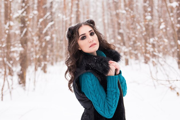 Felice giovane donna che cammina nel periodo invernale