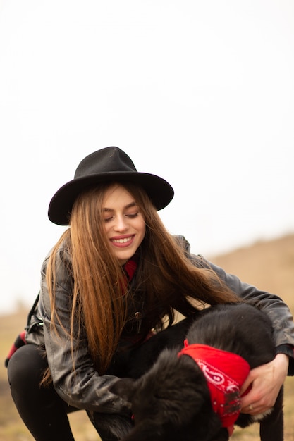 Felice giovane donna con cappello nero