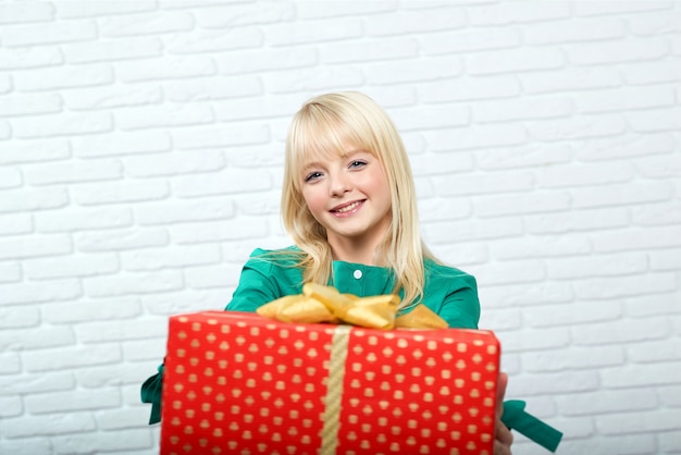 Felice giovane donna con un regalo