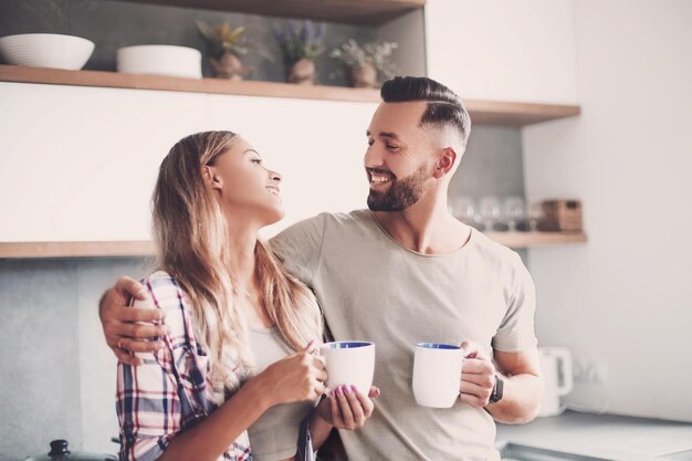 Felice giovane donna con una tazza di caffè