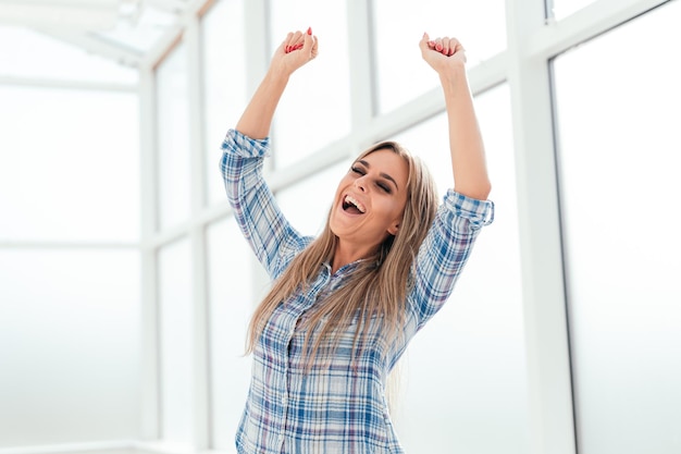 Felice giovane donna d'affari che mostra il suo successo