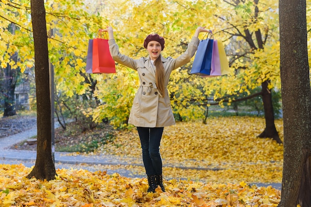 Felice giovane donna dopo lo shopping passeggiate nel parco