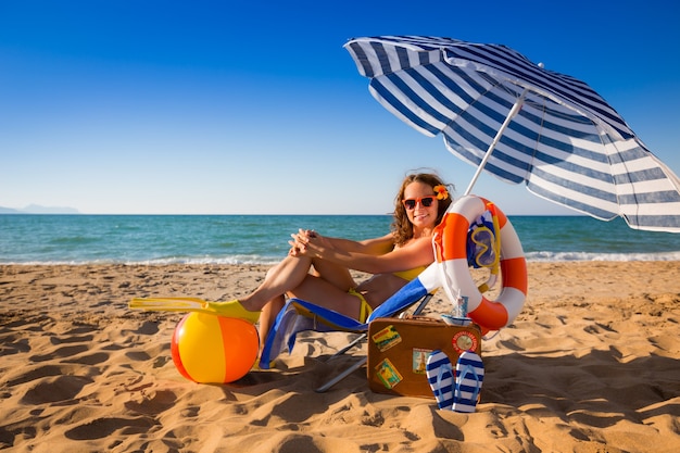 Felice giovane donna durante le vacanze estive