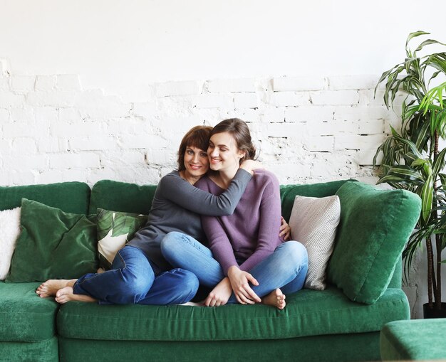 Felice giovane donna e sua madre a casa famiglia felice