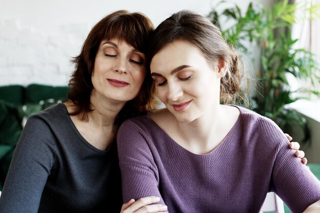 Felice giovane donna e sua madre a casa famiglia felice