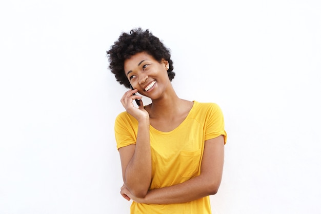 Felice giovane donna facendo una telefonata