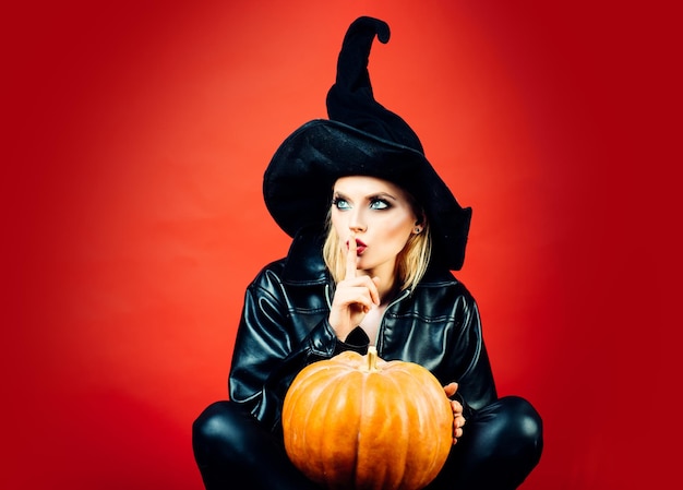 Felice giovane donna gotica in costume da strega Halloween Secret Halloween