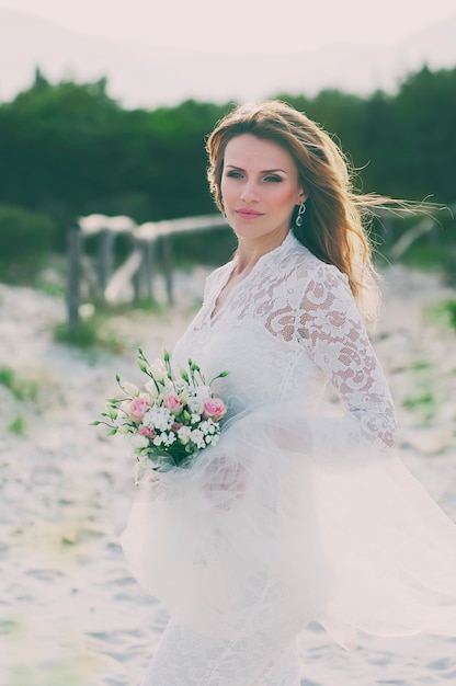 Felice giovane donna in abito da sposa